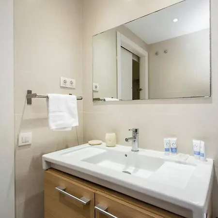 Bright And Modern 4bedroom With Terrace In Ramblas P2 Apartment Barcelona